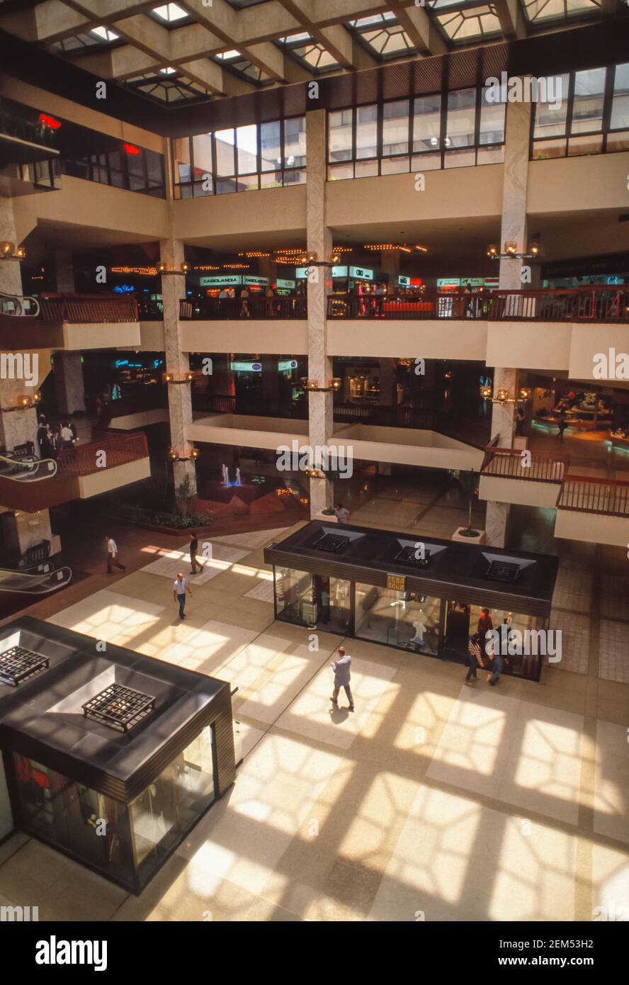 CARACAS, VENEZUELA, 1992 - CCCT Shopping Mall Complex, Indoor Shopping Centre. Stockfoto