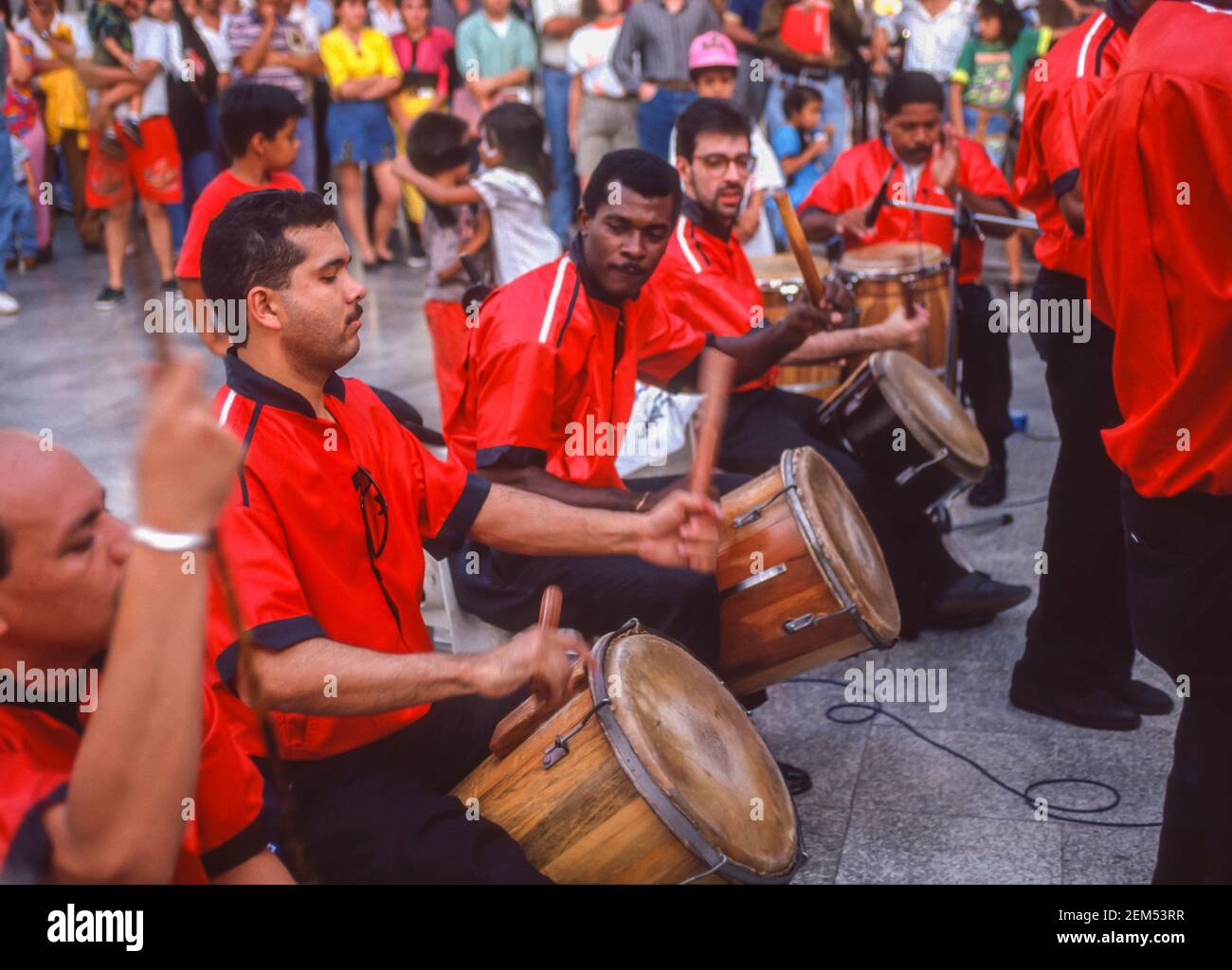 CARACAS, VENEZUELA, 1992 - Band spielt Gaita zuliana Musik auf der Plaza Bolivar. Stockfoto