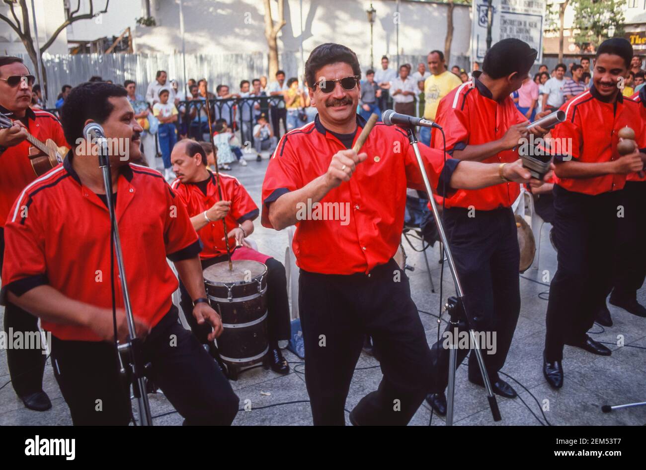 CARACAS, VENEZUELA - Band spielt Gaita zuliana Musik auf der Plaza Bolivar. Stockfoto