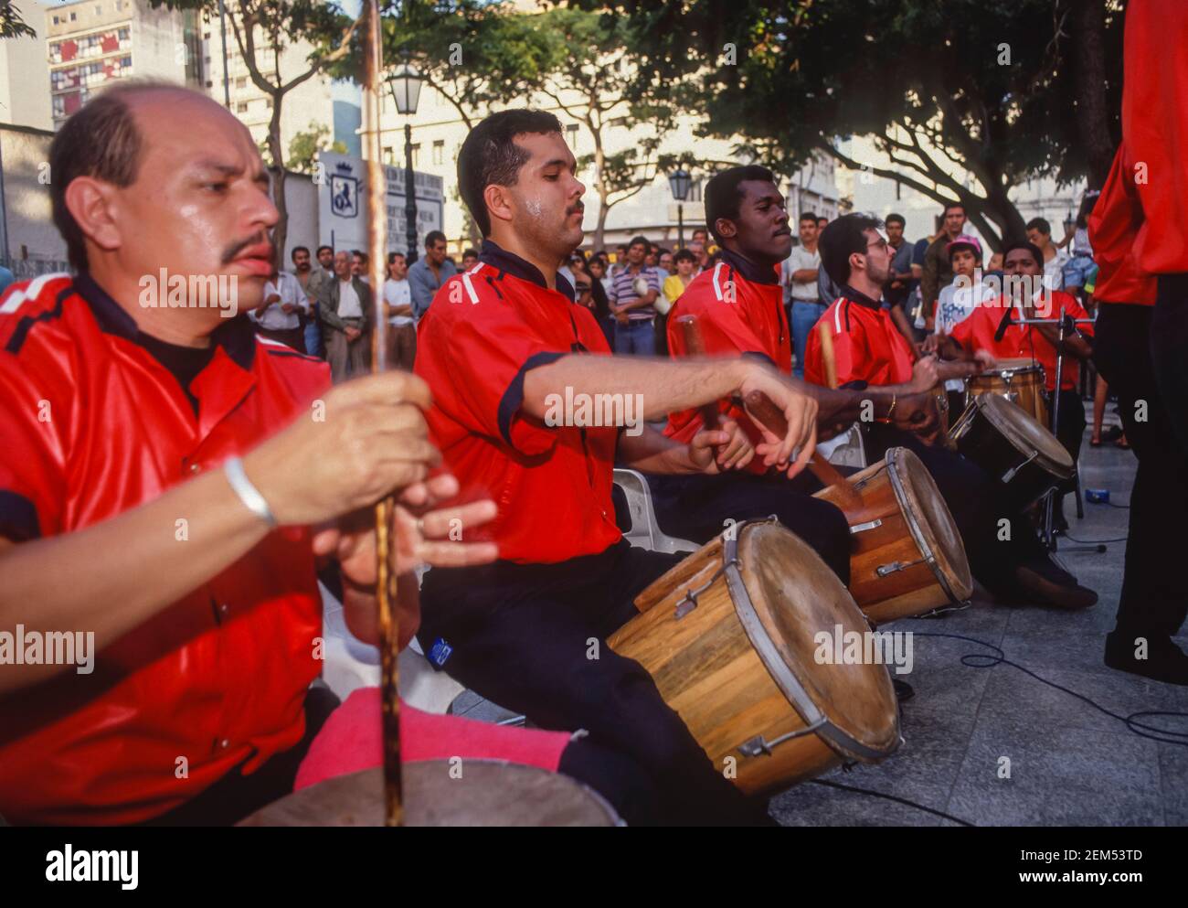 CARACAS, VENEZUELA - Band spielt Gaita zuliana Musik auf der Plaza Bolivar. Musiker links spielt Furro-Trommel. Stockfoto