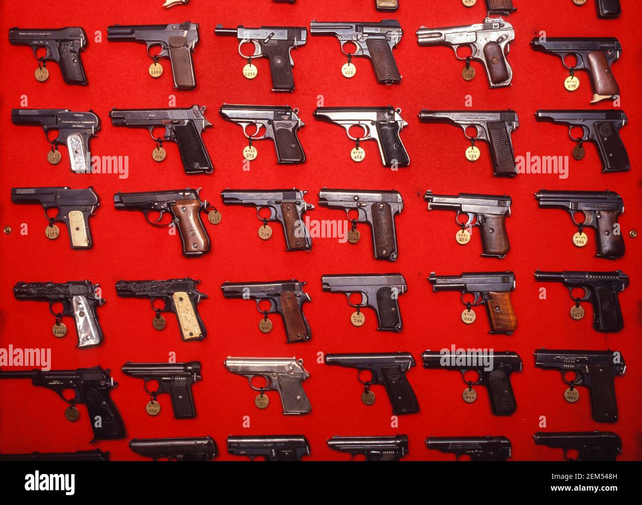 WASHINGTON, DC, USA - Ausstellung von Handfeuerwaffen, beschlagnahmt von DC's Metropolitan Police Department, MPD. Stockfoto
