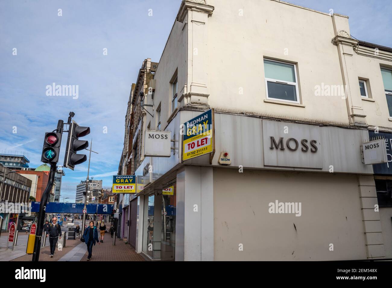 Geschlossenes und verfallendes Moss-Geschäft, Geschäft, in Southend on Sea, Essex, Großbritannien, während der COVID 19, Coronavirus dritte Sperre. Moss Bros Einzelhandelsimmobilie zu vermieten Stockfoto