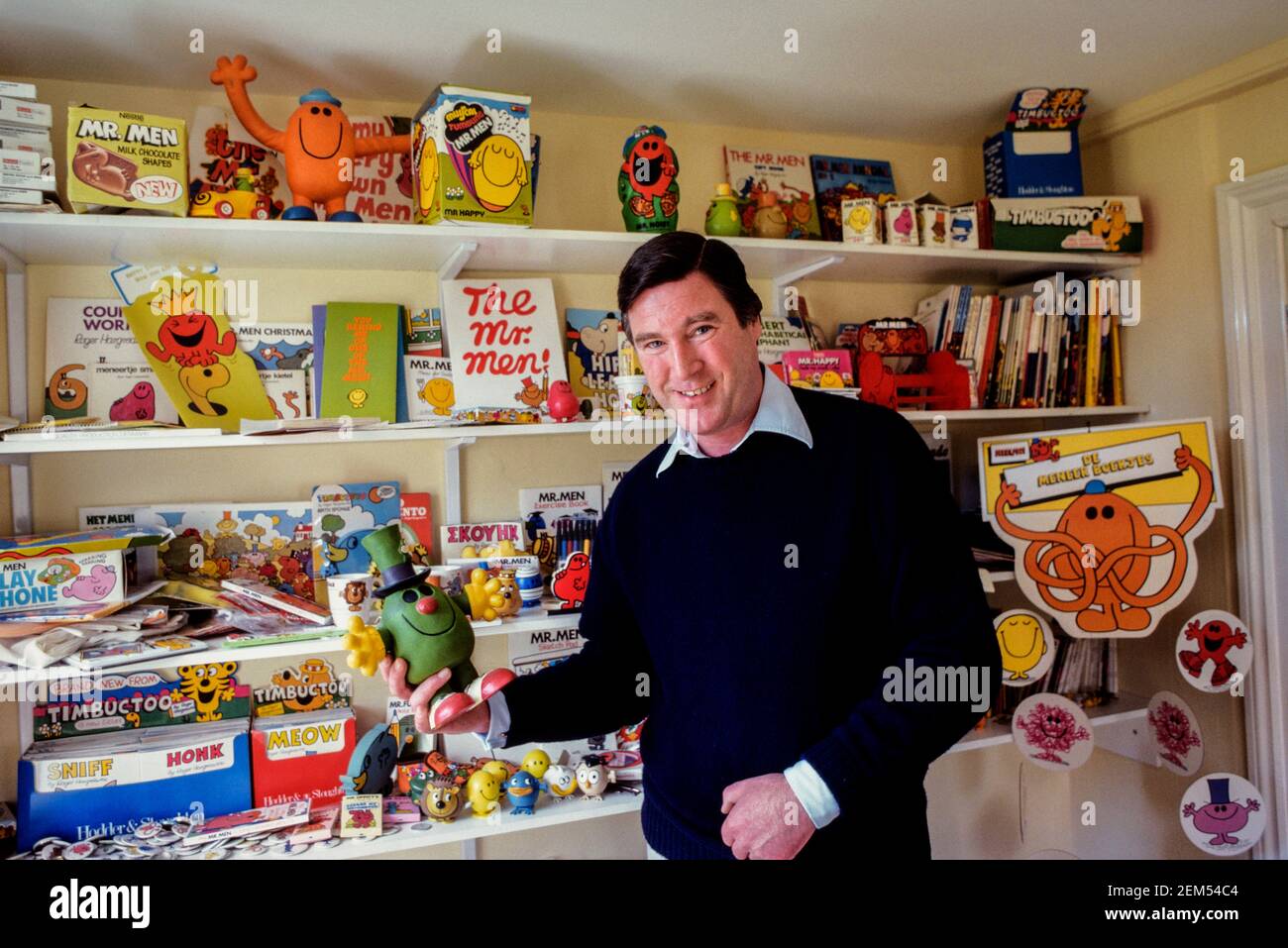 Roger Hargreaves Autor und Illustrator von The Mr Men Little Miss und Timbuctoo Kinderbücher mit einer Sammlung von Mr Herrenprodukte 1980 Stockfoto