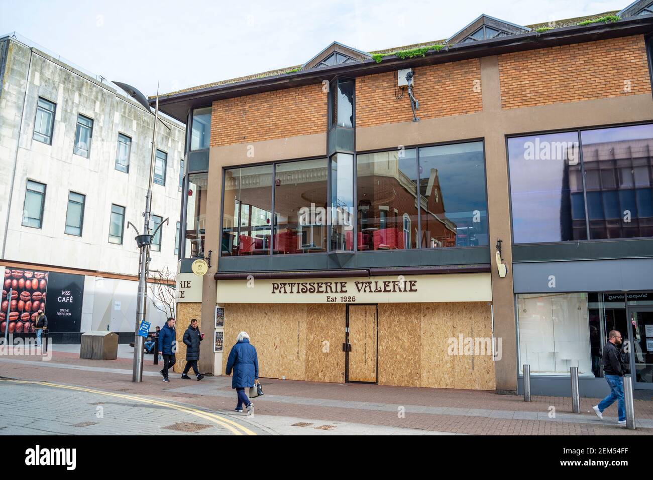 Geschlossen, geschlossen, an Bord der Patisserie Valerie Cafe Restaurant in High Street, Southend on Sea, Essex, Großbritannien. Ging in die Verwaltung.Leute vorbei Stockfoto