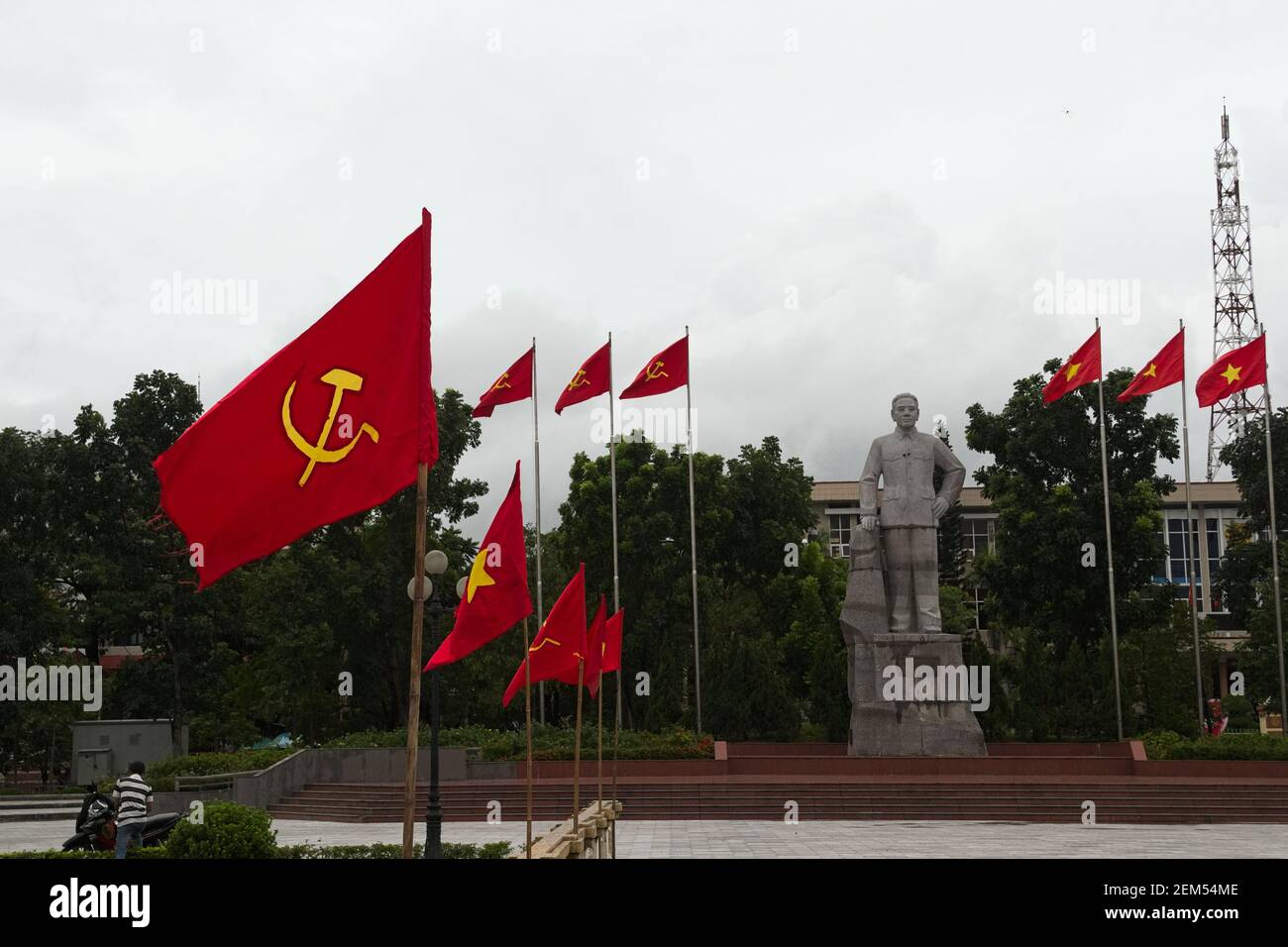 Dong Ha, Vietnam - September, 2015: Stadtplatz mit vietnamesischen und kommunistischen Fahnen und Stein Denkmal des kommunistischen Führers. Sozialismus Symbol Sichel Stockfoto