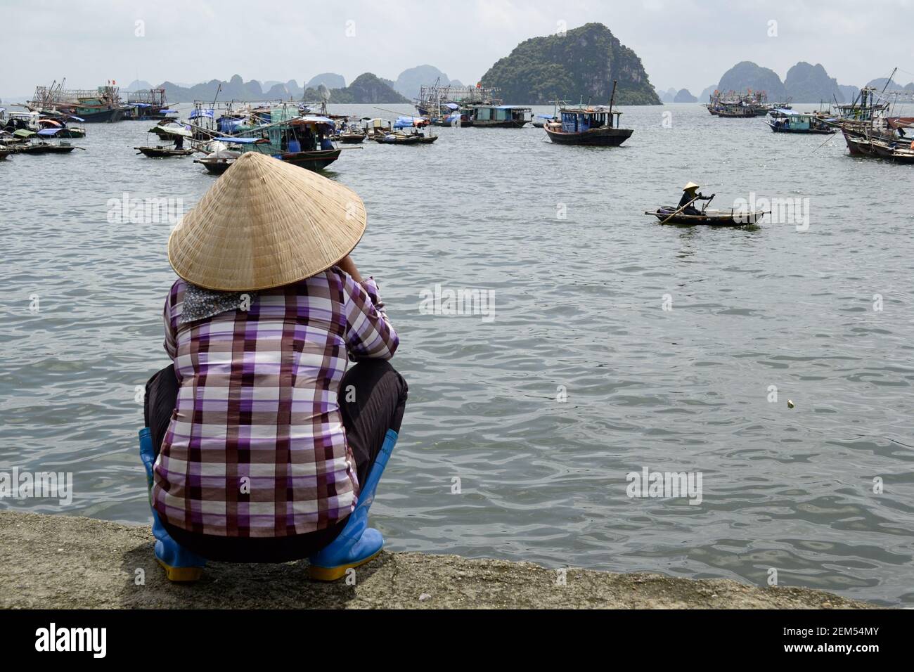 Vietnamesische Frau im traditionellen asina Hut beobachten Halong Bay (Ha Long Bay), Vietnam Stockfoto