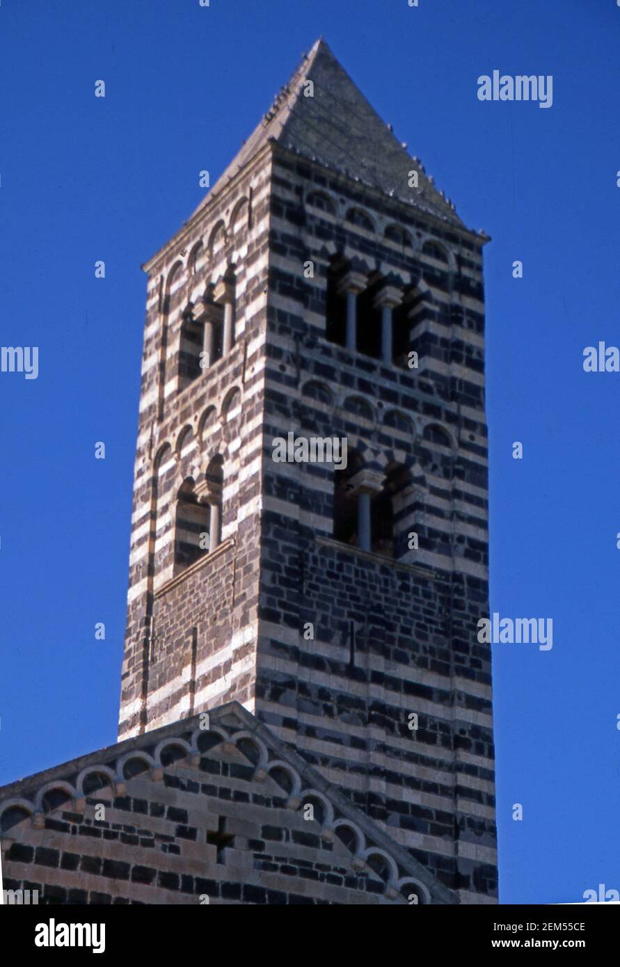 Codrongianos, Sardinien, Italien. romanische Kirche der Heiligen Dreifaltigkeit von Saccargia (eingescannt von Kolorside) Stockfoto