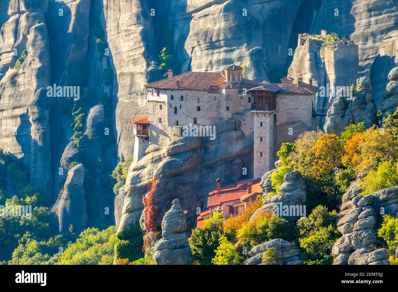 Griechenland. Sonniger Sommerabend im Bergtal von Meteora. Steinkloster auf einer Klippe Stockfoto