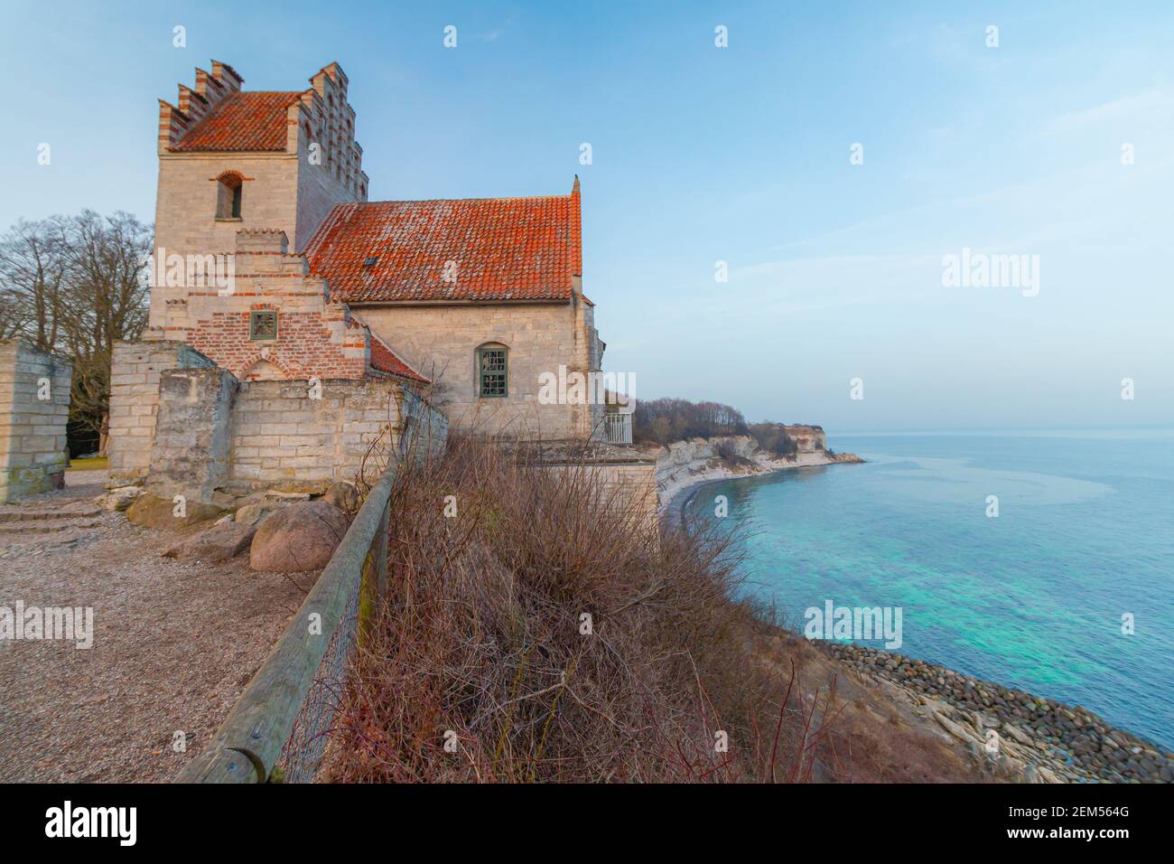 24 Februar 2021 Hojerup, Zealand: Die alte Hojerup Kirche steht auf der Spitze der Klippe stammt aus dem Jahr 1200 Stockfoto