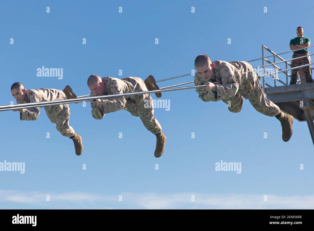 U.S. Marines rekrutiert mit Charlie Company, 1st Rekrut Training Bataillon, hangelt entlang eines Seils während des Vertrauenskurses im Marine Corps Recruit Depot 23. Februar 2021 in San Diego, Kalifornien. Die Instruktoren der Übung haben genau beobachtet, um sicherzustellen, dass die Hindernisse korrekt und sicher ausgeführt wurden. Stockfoto