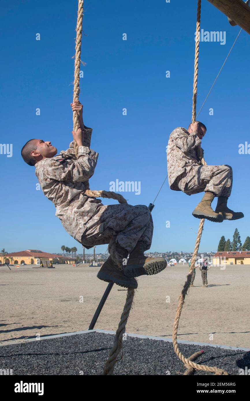 U.S. Marines rekrutiert mit Charlie Company, 1st Recruit Training Bataillon, klettern ein Seil während des Vertrauenskurs bei Marine Corps Recruit Depot 23. Februar 2021 in San Diego, Kalifornien. Stockfoto