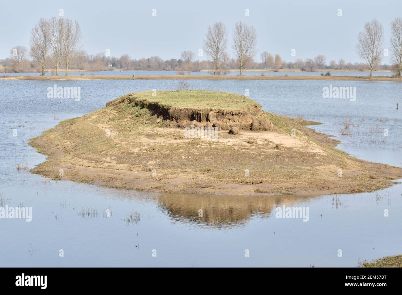 Eine einsame Insel im Fluss mit einem flachen Gras Oben Stockfoto