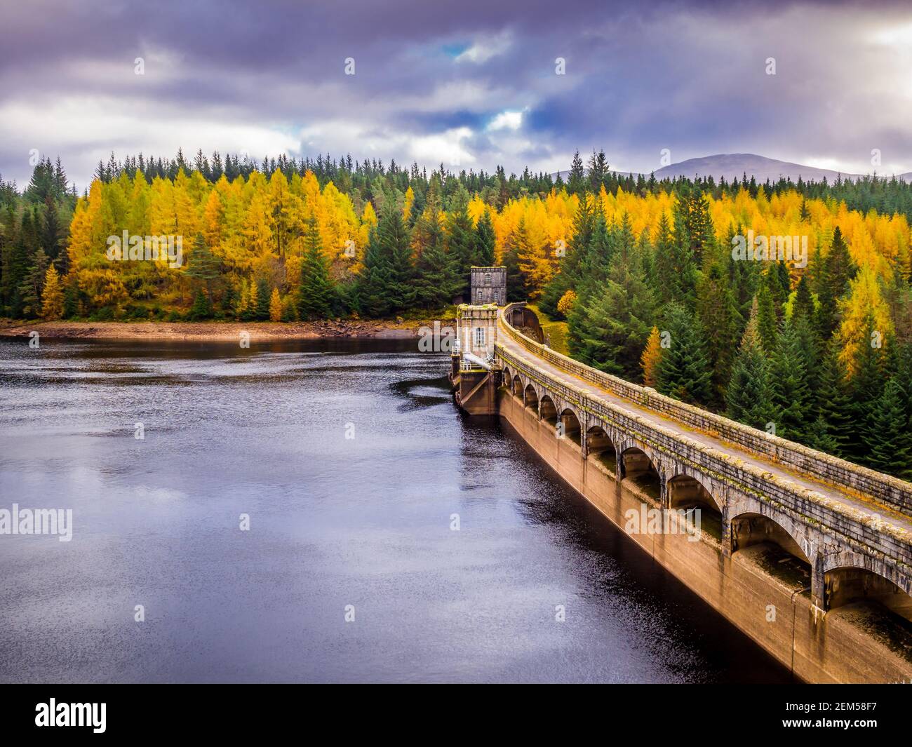 Der Laggan Dam liegt am Fluss Spean südwestlich von Loch Laggan in Highland, Schottland. Es wurde 1934 erbaut und ist Teil der Lochaber Hydro-elect Stockfoto