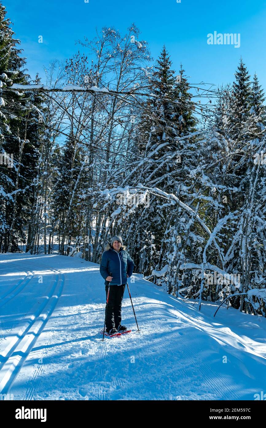 Schneeschuhwandern im Bregenzerwald, Schneeschuhwandern von Sibratsgfäll - Schönebach. Ingeborg Kuhn im Winterwald. Verschneite Winterlandschaft, Vorarlberg Stockfoto