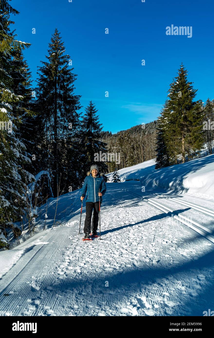 Schneeschuhwandern im Bregenzerwald, Schneeschuhwandern von Sibratsgfäll - Schönebach. Ingeborg Kuhn im Winterwald. Verschneite Winterlandschaft, Vorarlberg Stockfoto