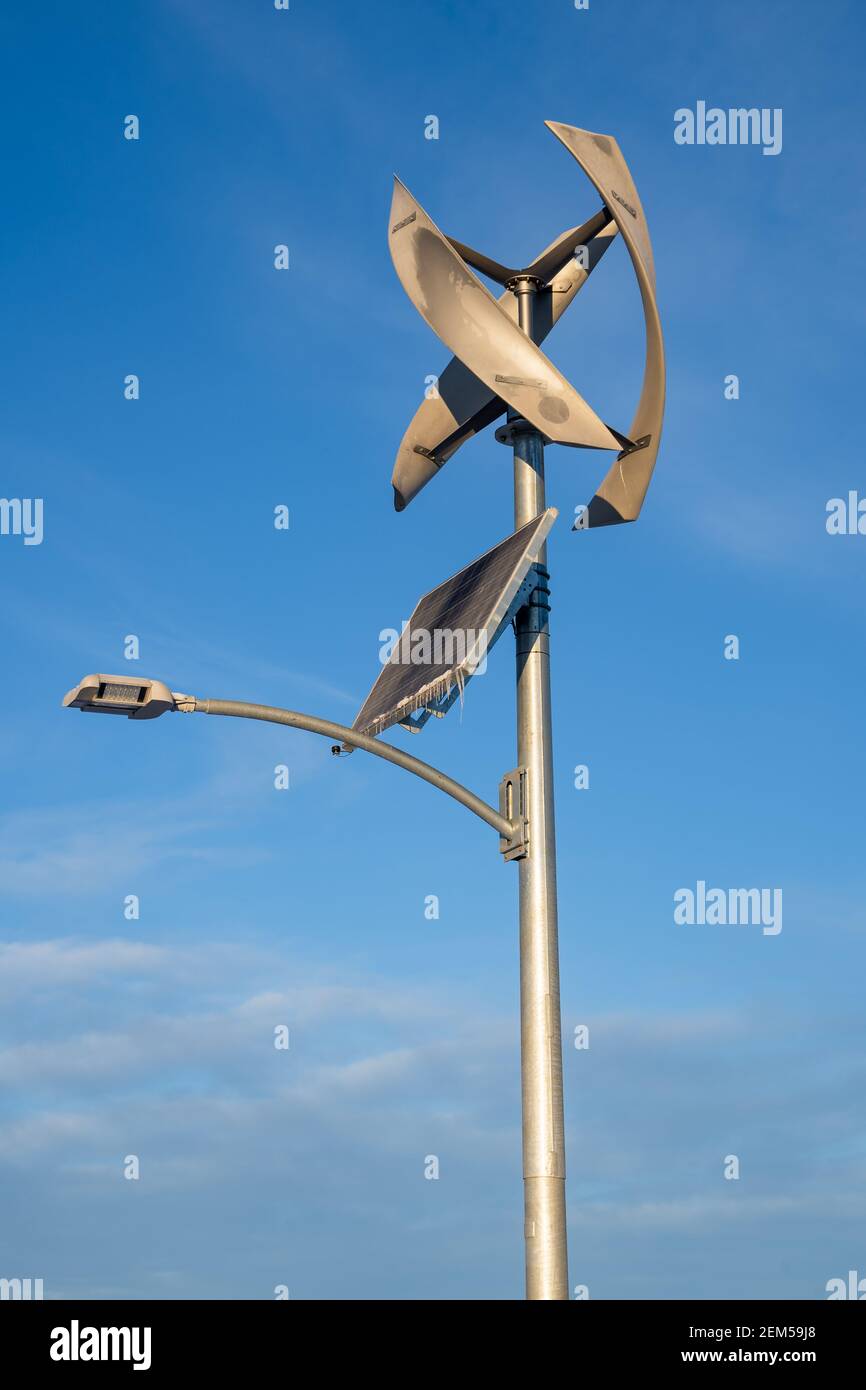 Eine moderne vertikale Windkraftanlage und Solaranlage produzieren erneuerbare Energie in Airdrie Alberta Kanada. Stockfoto