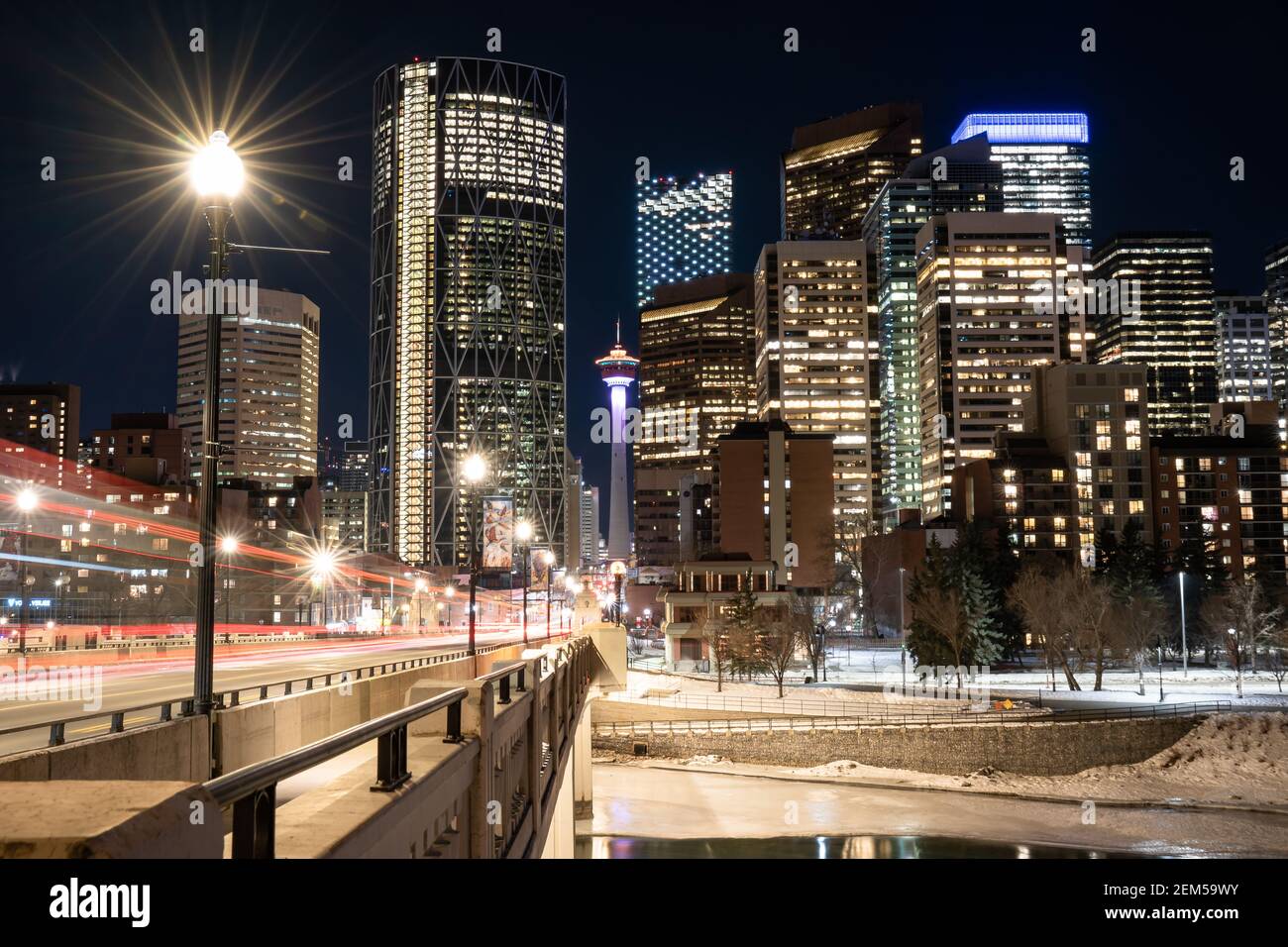 Calgary Alberta Kanada, Januar 30 2021: Ein Langzeitfoto bei Nacht von Wahrzeichen der Innenstadt in einer kanadischen Stadt Stockfoto