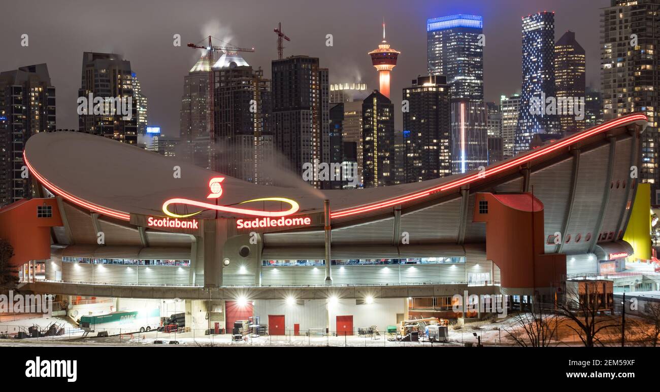 Calgary Alberta Kanada, Januar 30 2021: Ein Langzeitfoto bei Nacht von Wahrzeichen der Innenstadt in einer kanadischen Stadt Stockfoto