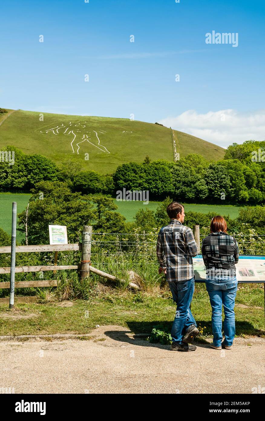 Besucher von Cerne Abbas Giant, einem antiken Fruchtbarkeitssymbol. Stockfoto