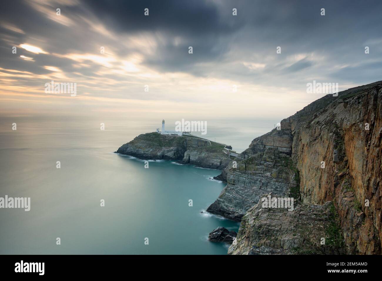 Der South Stack Lighthouse liegt auf dem Gipfel einer kleinen Insel vor der Nordwestküste von Holy Island, Anglesey, Wales Stockfoto