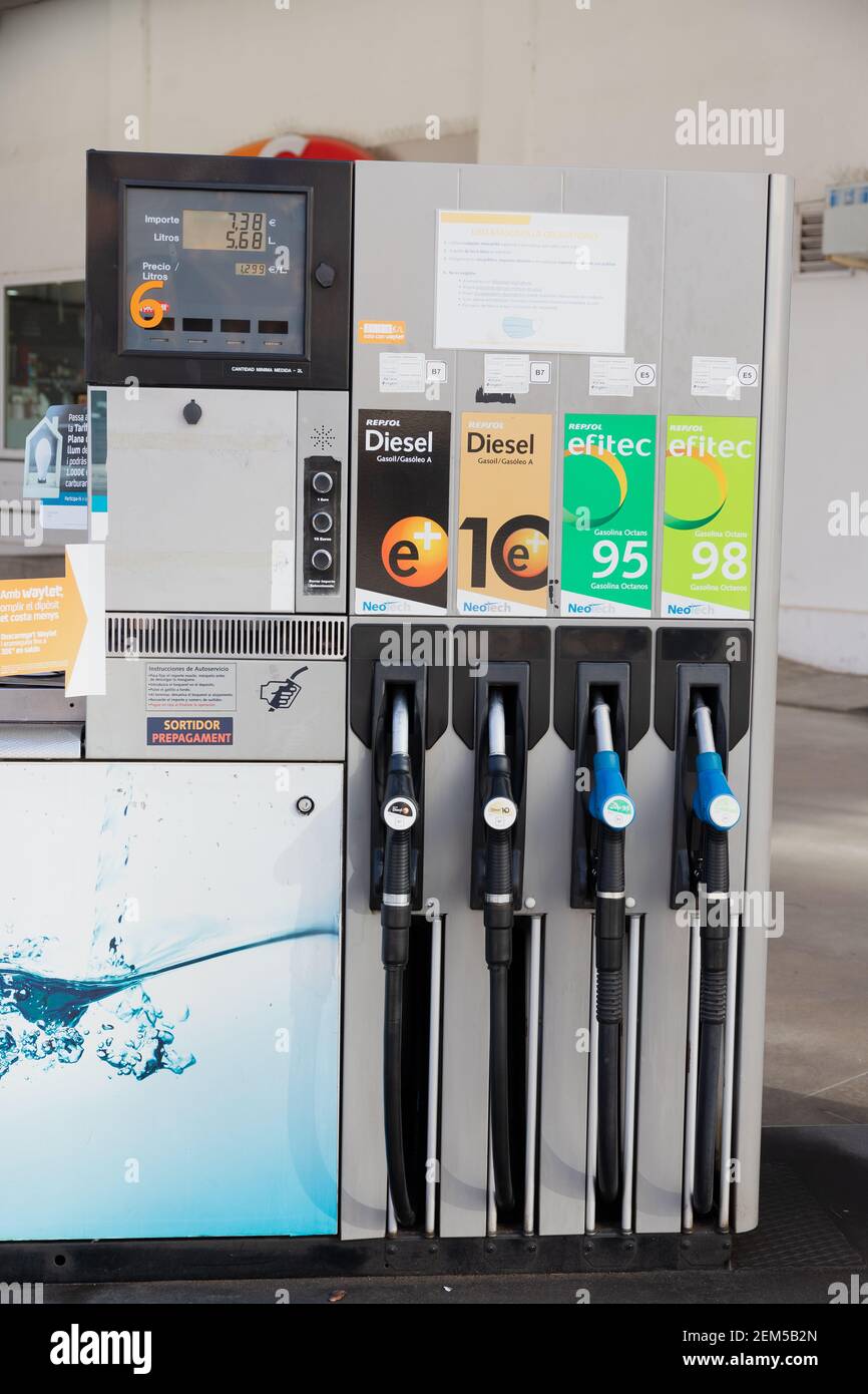 CALDES DE MONTBUI, SPANIEN - 31. JANUAR 2021:Gaspumpengriffe. 95 Oktanzahl  Gas, E5, Diesel und Benzin Griff, um das Auto mit Gas zu tanken.  Europäische G Stockfotografie - Alamy