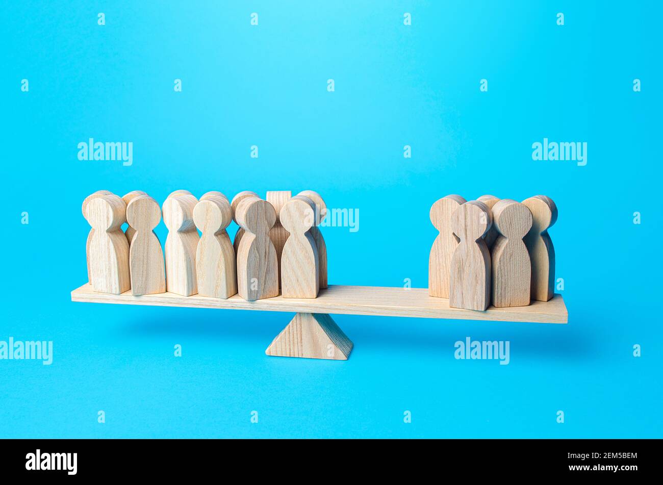 Die Menschen werden auf der Waage in zwei ungleiche Gruppen eingeteilt. Konzept der Demokratie und statistische Erhebungen. Politischer Prozess, demokratische Wahlen. Diffe Stockfoto