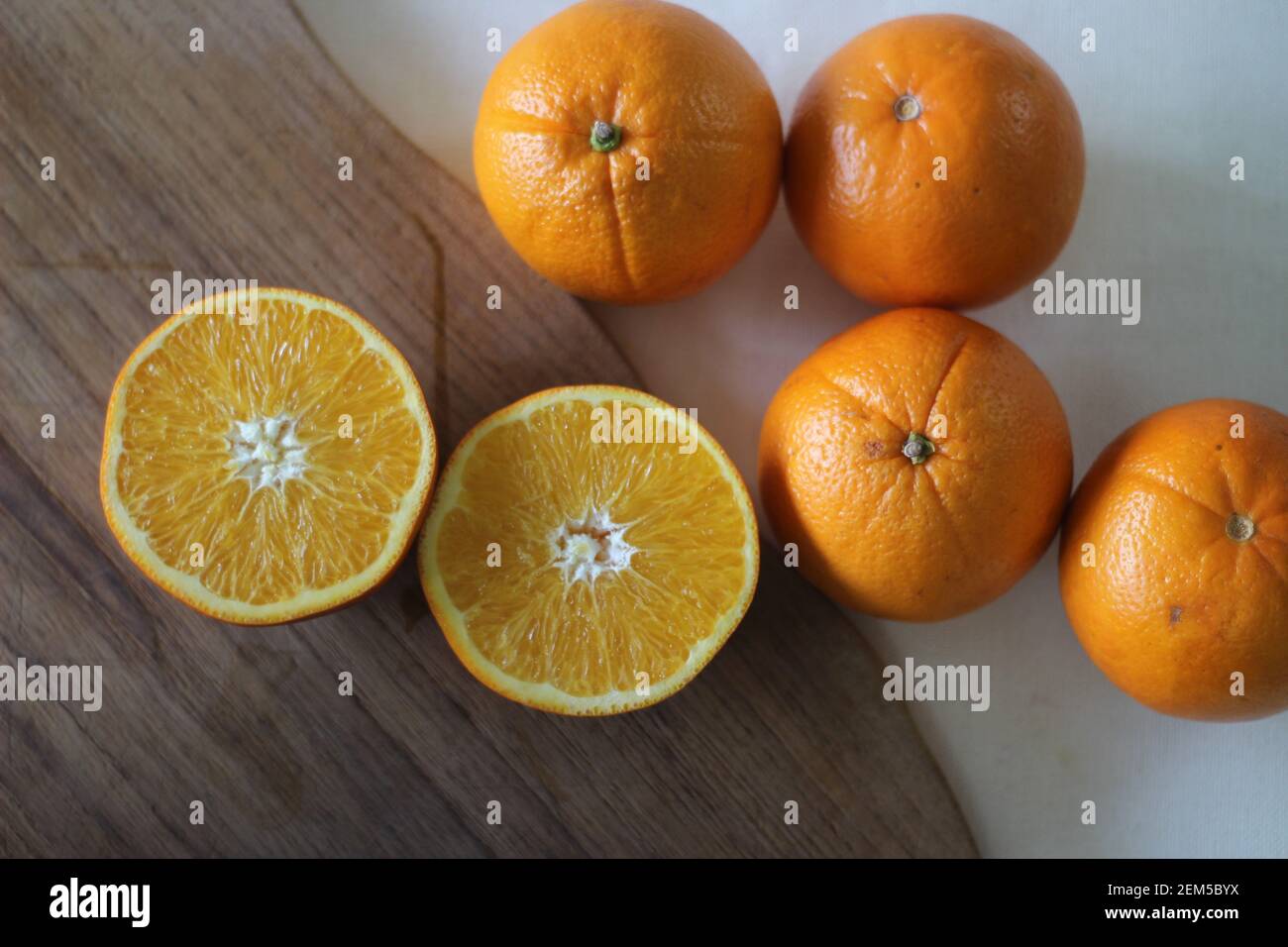 Kinnows und Sliced Kinnows, die wie Orange aussehen. Es ist eine hohe Ausbeute, saedless Mandarine Hybrid orange wie Frucht extensiv in der breiteren angebaut Stockfoto