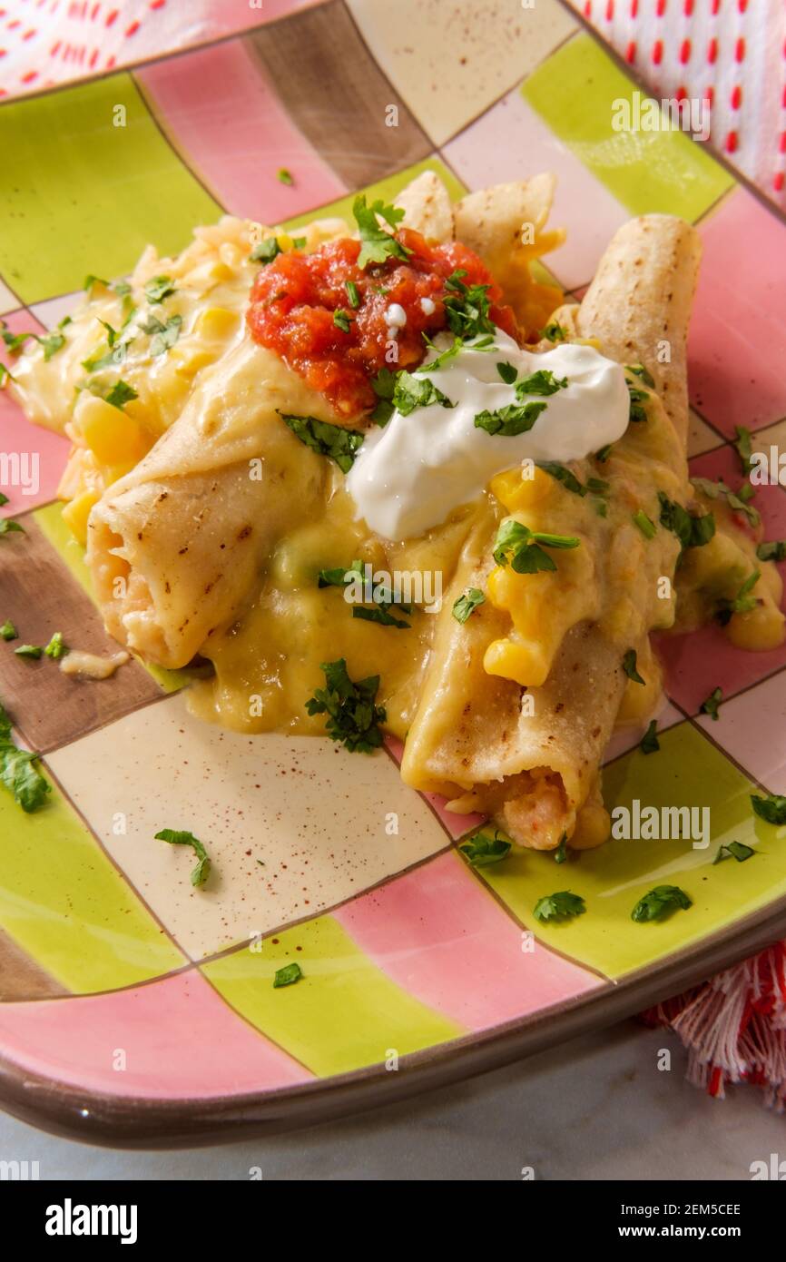 Schweizer Enchiladas suiza mit cremiger Bechamel-Sauce gekrönt und serviert Über mexikanischen Reis Stockfoto