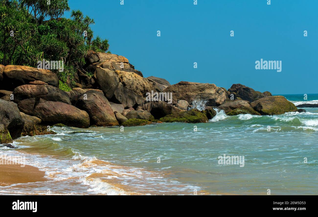 Ozeanküste von Sri Lanka in den Tropen Stockfoto