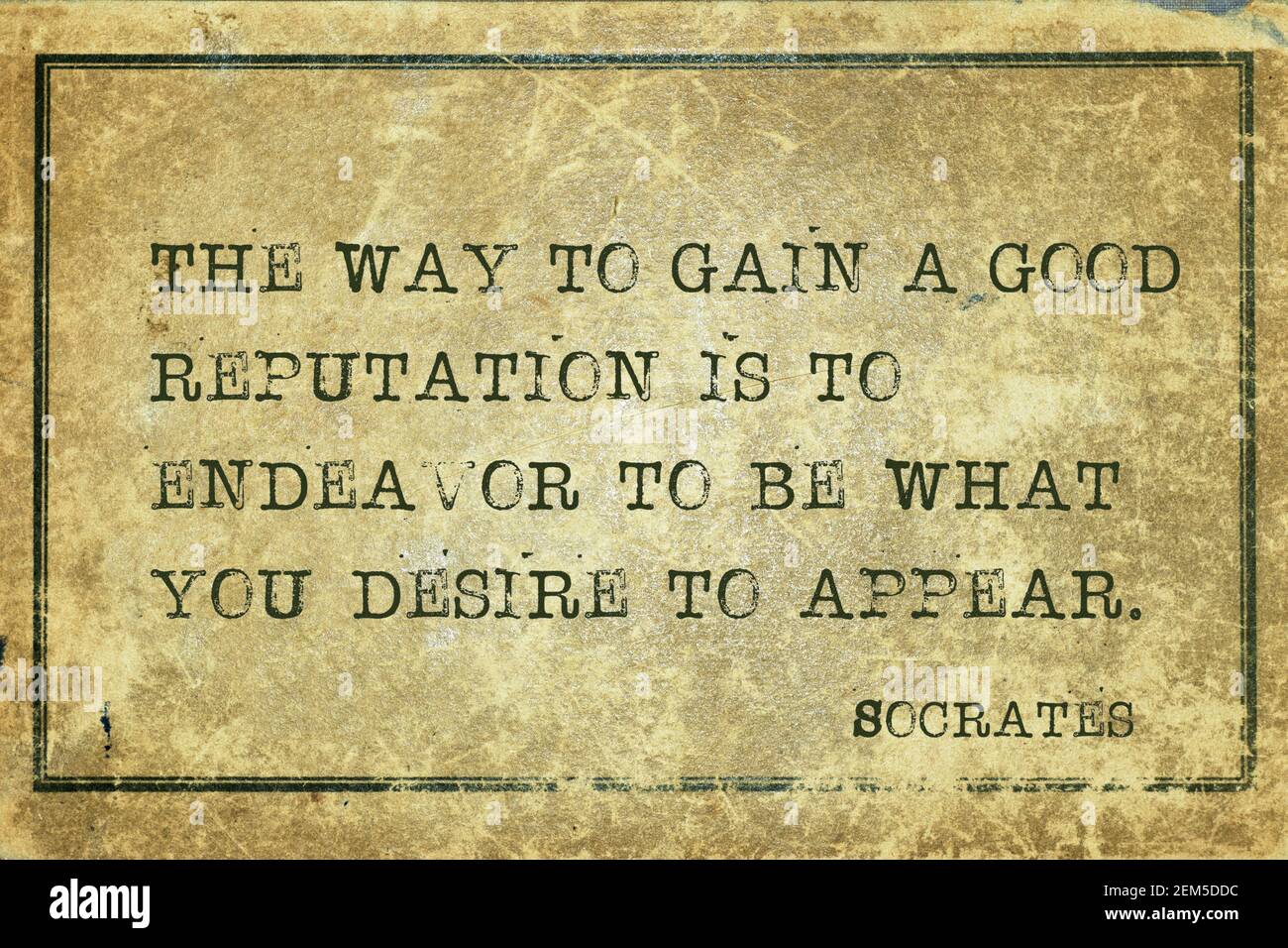 Der Weg, um einen guten Ruf zu gewinnen, ist, sich zu bemühen Zu sein, was Sie sich wünschen zu erscheinen - altgriechisch Philosopher Sokrates Zitat gedruckt auf Grunge vintage Stockfoto