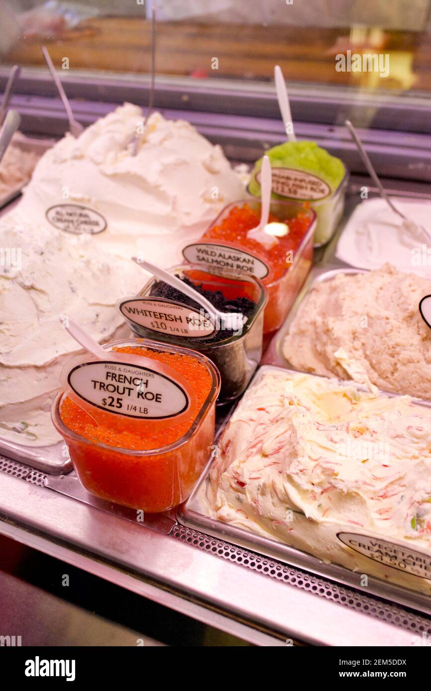 Russ & Daughters ist eine kulinarische und kulturelle Ikone New Yorks, die für ihre köstlichen Speisen von höchster Qualität bekannt ist: Geräucherter Fisch, Kaviar, Bagels, Bialys Stockfoto