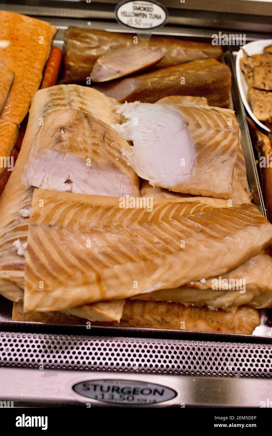 Russ & Daughters ist eine kulinarische und kulturelle Ikone New Yorks, die für ihre köstlichen Speisen von höchster Qualität bekannt ist: Geräucherter Fisch, Kaviar, Bagels, Bialys Stockfoto