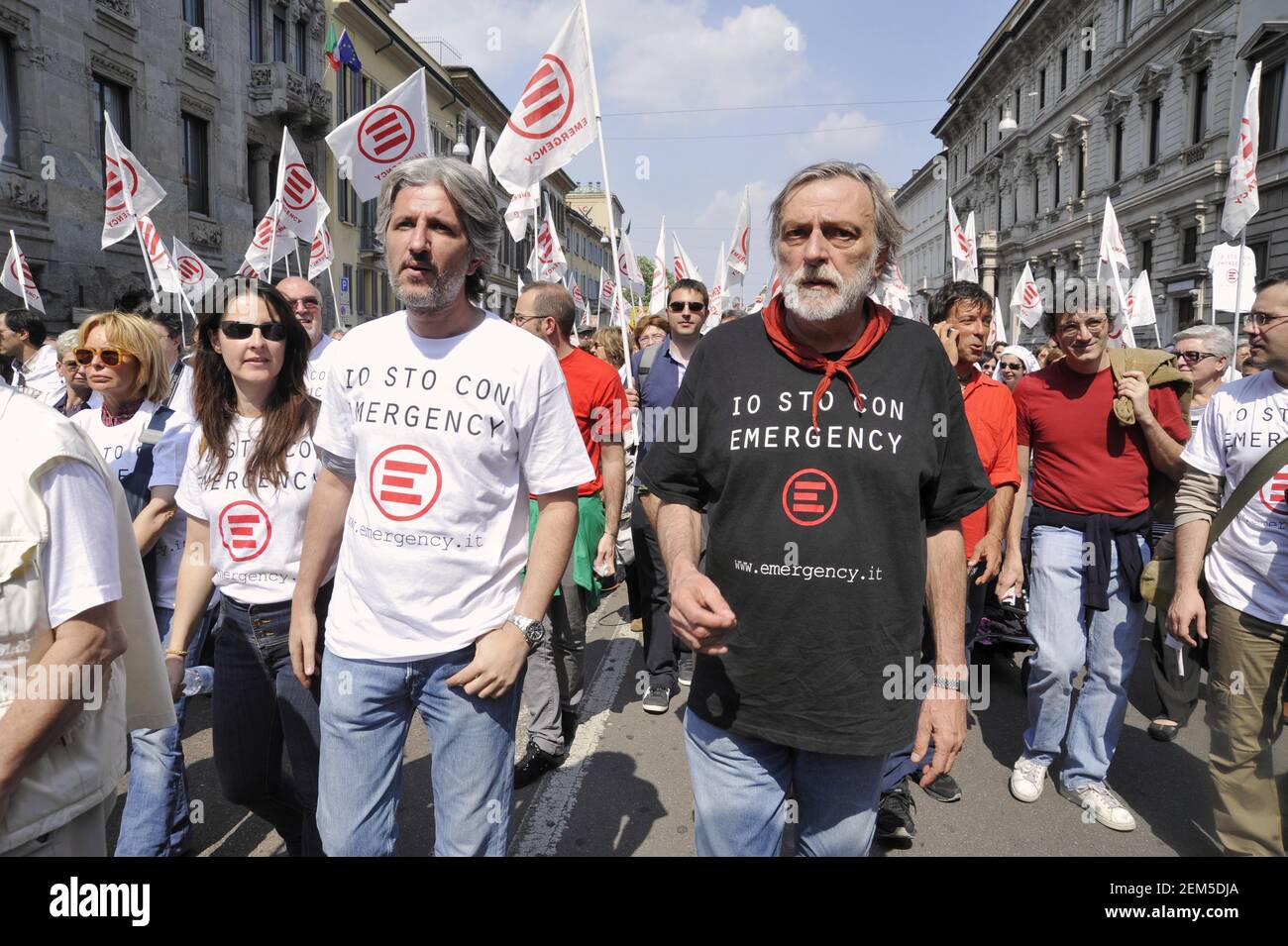 Demonstration vom 25. April, Jahrestag der Befreiung Italiens vom Nazifaschismus; Gino Strada, Gründer der humanitären Organisation Emergency (rechts) mit Matteo Dell'Ara, in Afghanistan verhaftet Stockfoto