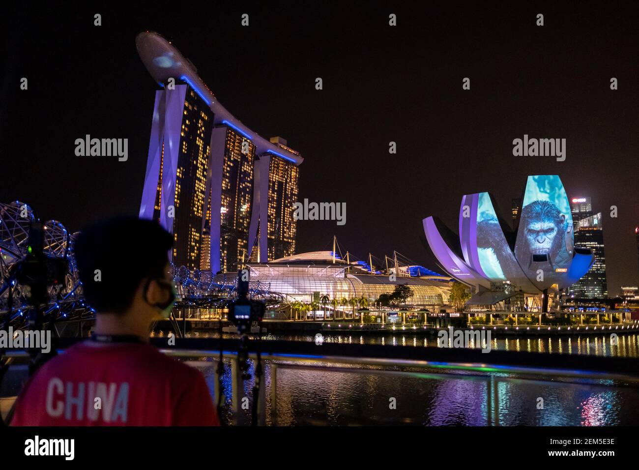 Ein Mann fotografiert die Disney+ Vitrine, die im Singapore ArtScience Museum und im Marina Bay Sands Singapore gezeigt wurde.Disney+ wurde am 24th. Februar 2021 in Singapur lanciert und ist damit das erste Land der Welt, das Disney+ erhält, das aus Disney, Marvel, Star Wars, Pixar, National Geographic, Und Star war, die Singapur-Konsumenten Zugang zu über 650 Filmen und 15.000 Folgen der genannten Marken verschaffen. Stockfoto