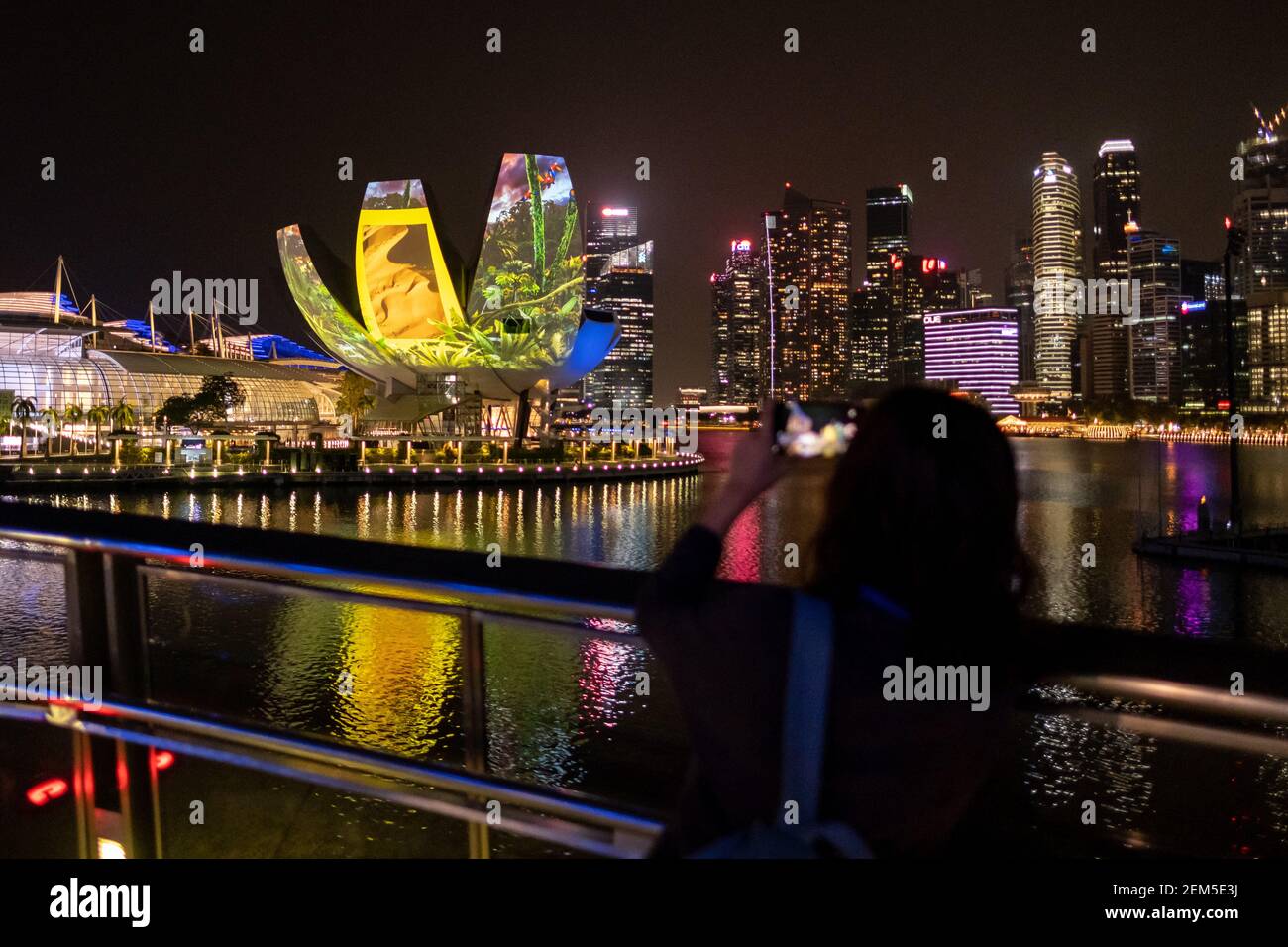 Eine Dame fotografiert die Disney+ Vitrine, die im Singapore ArtScience Museum und im Marina Bay Sands Singapore gezeigt wurde.Disney+ wurde am 24th. Februar 2021 in Singapur lanciert und ist damit das erste Land der Welt, das Disney+ erhält, das aus Disney, Marvel, Star Wars, Pixar, National Geographic, Und Star war, die Singapur-Konsumenten Zugang zu über 650 Filmen und 15.000 Folgen der genannten Marken verschaffen. Stockfoto