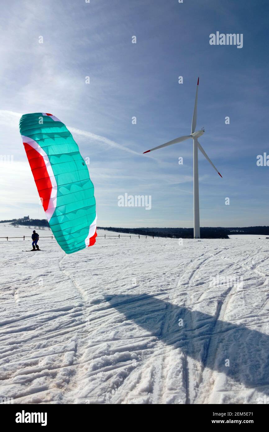 Snowkiter Fahrten auf einer verschneiten Ebene, Snowkiten Wintersport Tschechien Stockfoto