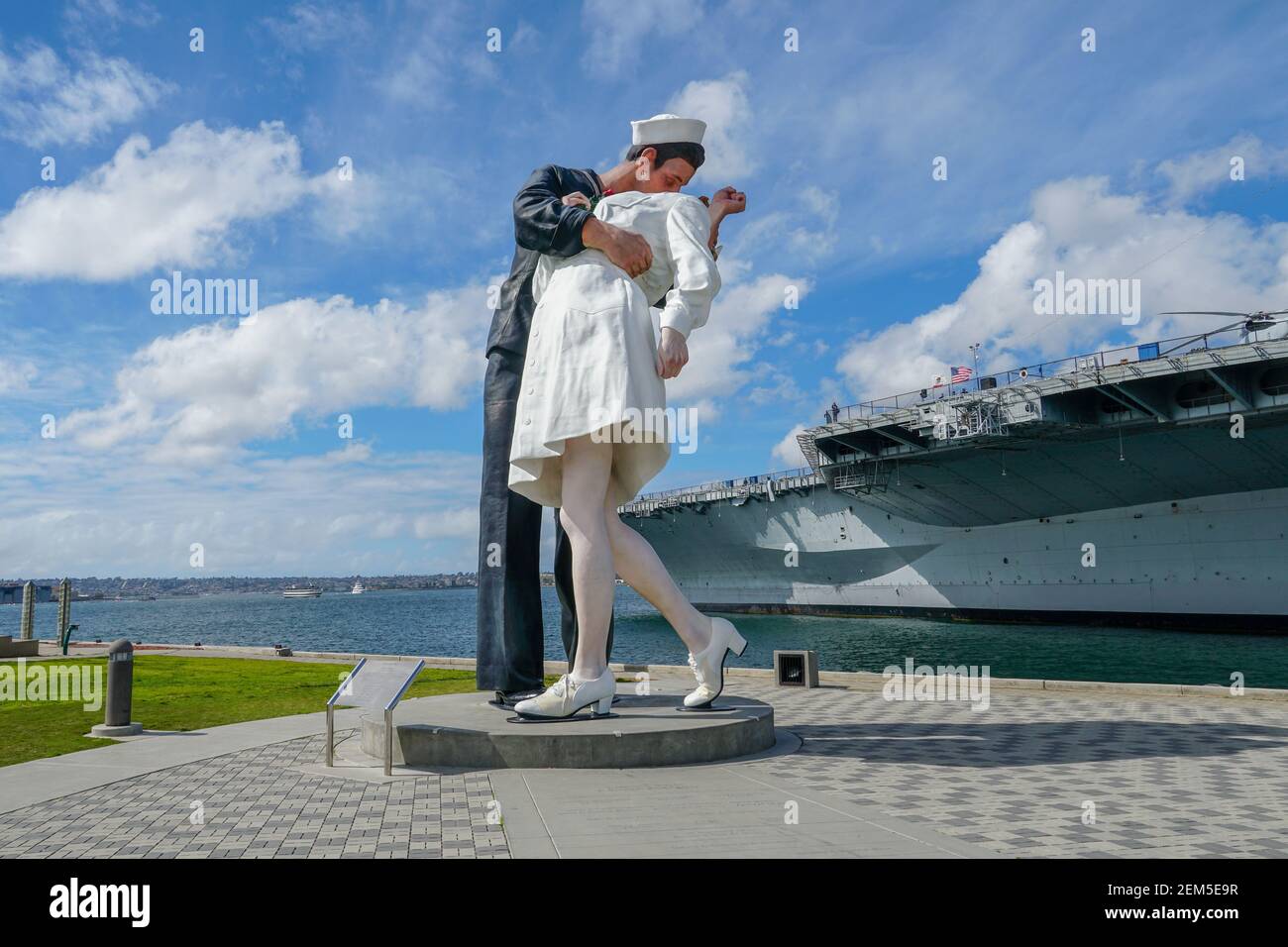 Kissing Seemann Statue, Port of San Diego. Auch bekannt als bedingungslose Kapitulation, erschafft berühmte Umarmung zwischen einem Seemann und einer Krankenschwester feiert die Stockfoto