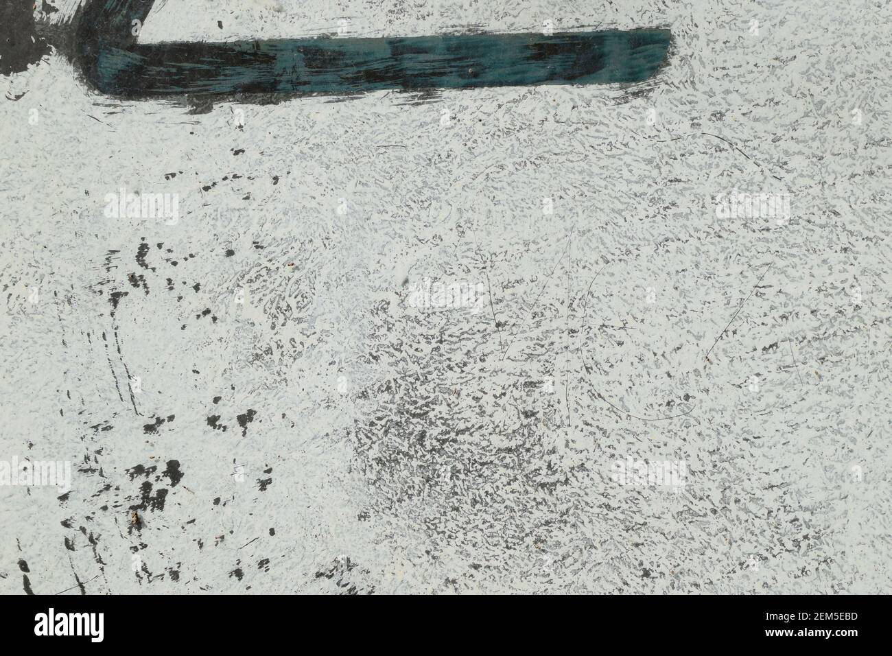 Weiße abgebropfte Farbe auf Glas. Abstrakte Grunge Hintergrundtextur. Stockfoto