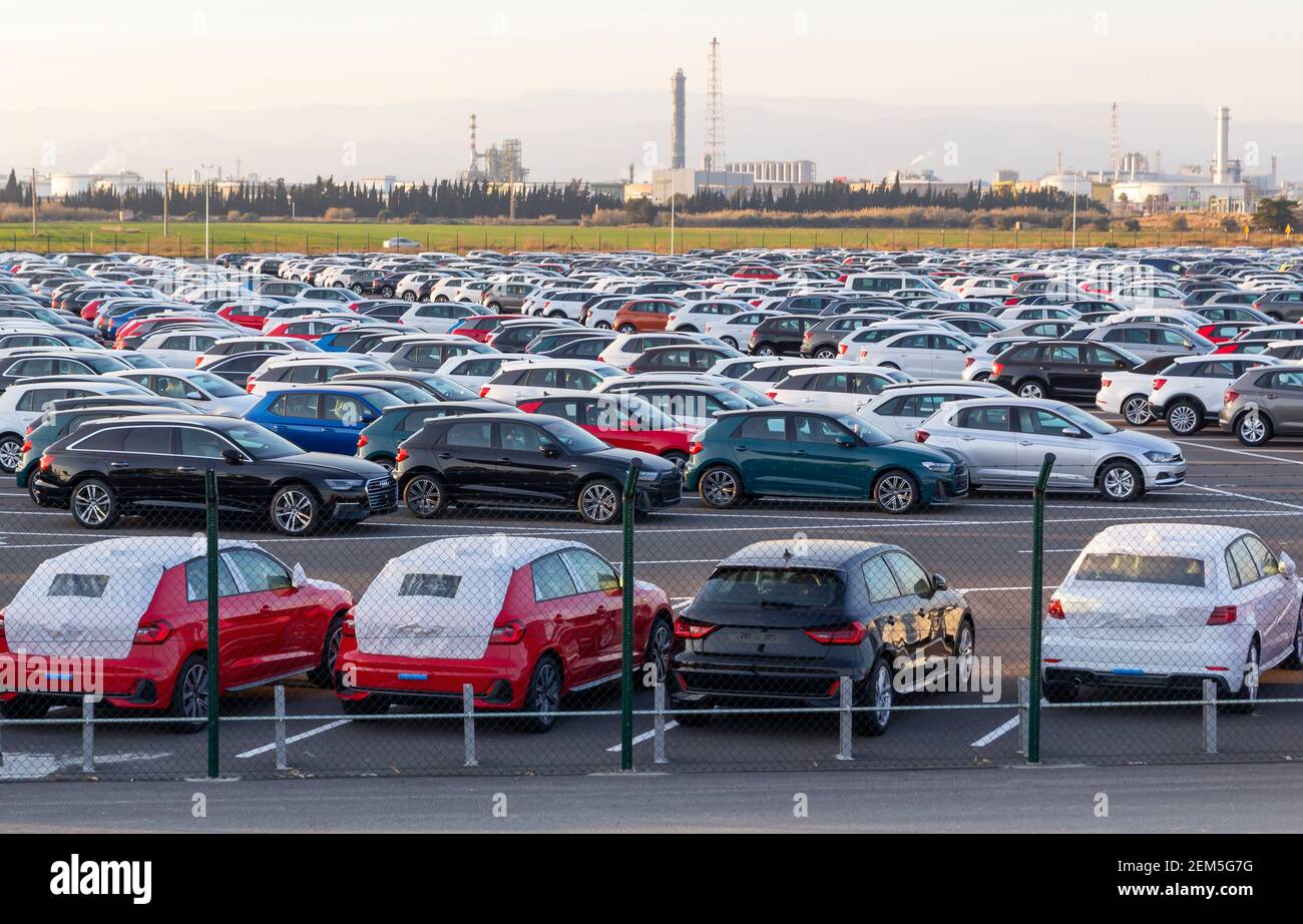 Import von neuen Autos zum Verkauf in einem Parkplatz, Automobilindustrie Stockfoto