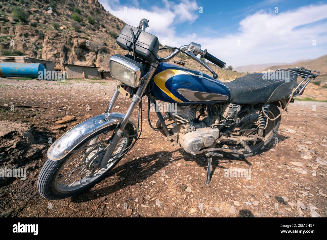 Ein altes Motorrad in einem Nomadenlager in der Nähe von Shiraz, Fars Provinz, Iran. Stockfoto