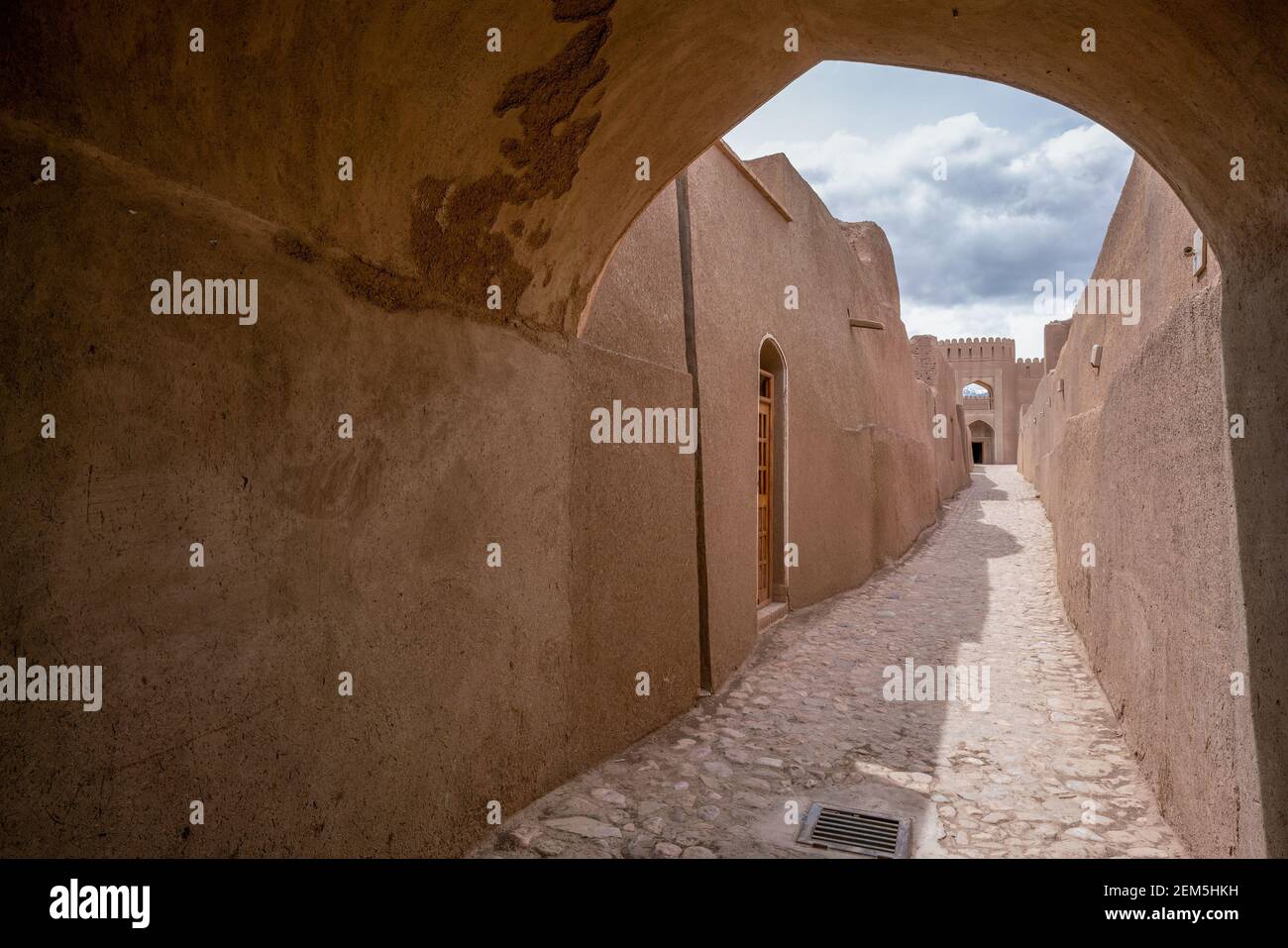Enge Straßen der alten persischen Stadt aus Lehmziegeln gebaut. Rayen Citadel, Mahan, Iran, Persien. Stockfoto