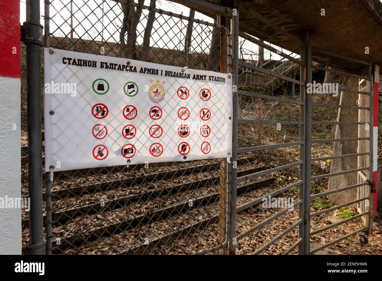 Liste der verbotenen Gegenstände auf einer Tafel außerhalb des Stadions der bulgarischen Armee CSKA Sofia und des Fußballstadions in der "Borisova Gradina" in Sofia, Bulgarien Stockfoto