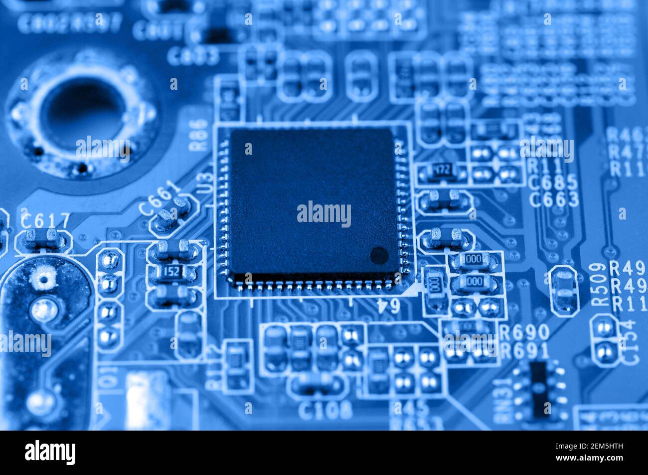 Nahaufnahme der elektronischen Leiterplatte mit Chip. Makro mit extrem flachem freiheitsgrad. Stockfoto
