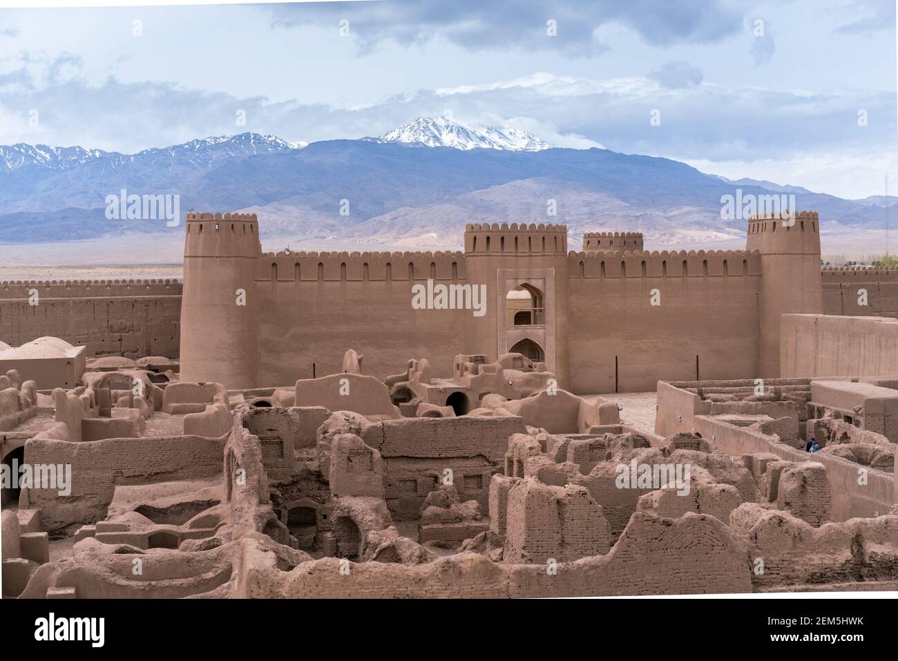 Panorama der engen Gassen und Mauern der alten persischen Stadt aus Lehmziegeln gebaut. Rayen Citadel, Mahan, Iran, Persien. Stockfoto