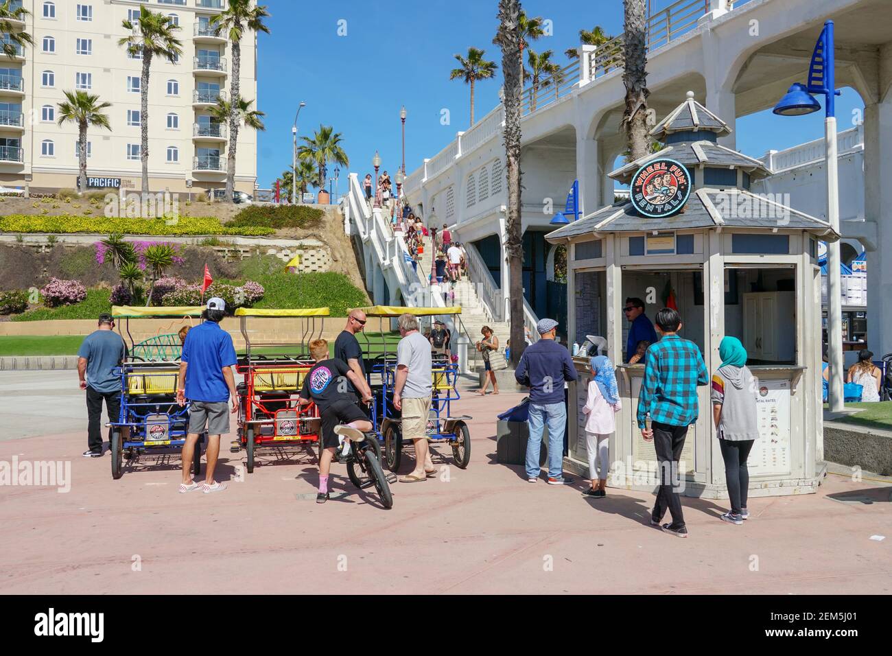 Die Strandpromenade neben dem Pier, ein Betonweg, der von Spaziergängern und Radfahrern geteilt wird. Touristenziel mit kleinem Imbiststand und Laden nebenan Stockfoto