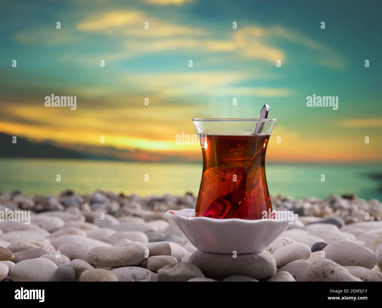 Klassischer türkischer Tee auf Steinen am Strand Stockfoto