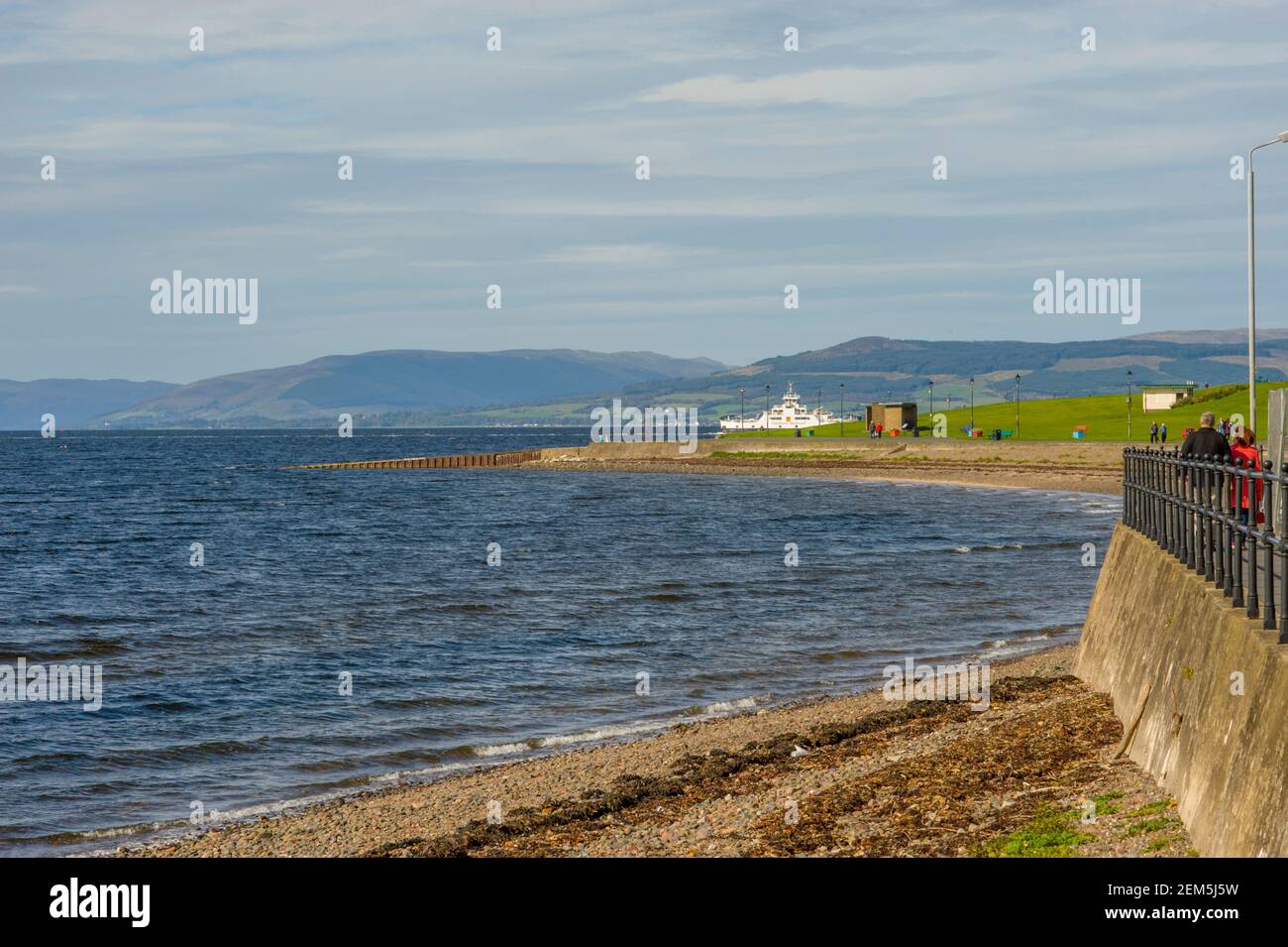 Promenade in Largs North Ayrshire mit dem Firth of Clyde Stockfoto