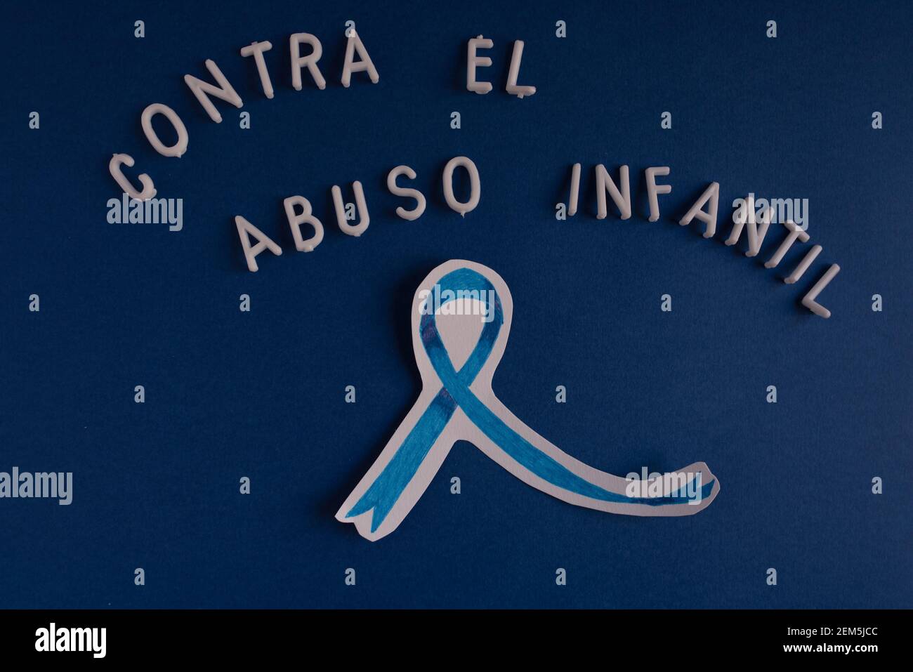 Nationaler Monat zur Verhinderung von Kindesmissbrauch Blauer Bogen auf blauem Hintergrund mit der Meldung „Gegen Kindesmissbrauch“ Stockfoto
