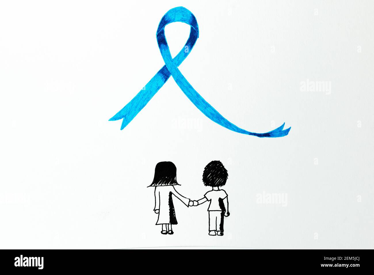 Zeichnen mit zwei Kindern vor blauem Band mit Bleistiften - nationaler Monat zur Verhinderung von Kindesmissbrauch Stockfoto