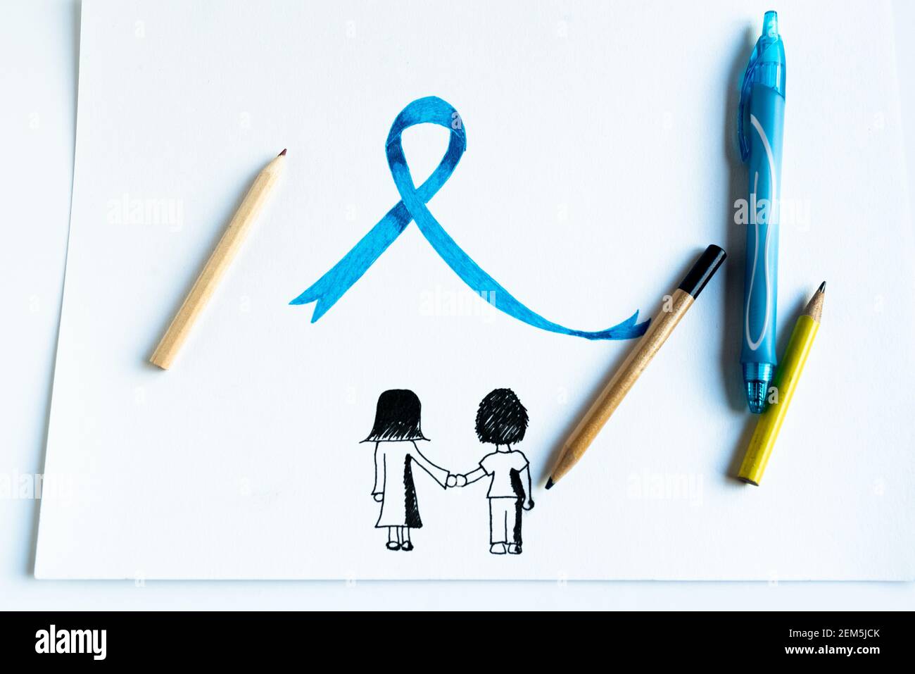 Zeichnen mit zwei Kindern vor blauem Band mit Bleistiften - nationaler Monat zur Verhinderung von Kindesmissbrauch Stockfoto